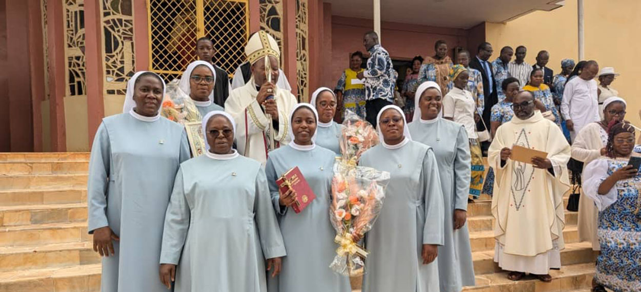 AFRICA - Nkoabang: Una vita donata al Signore: giubileo e professione perpetua a Nkoabang