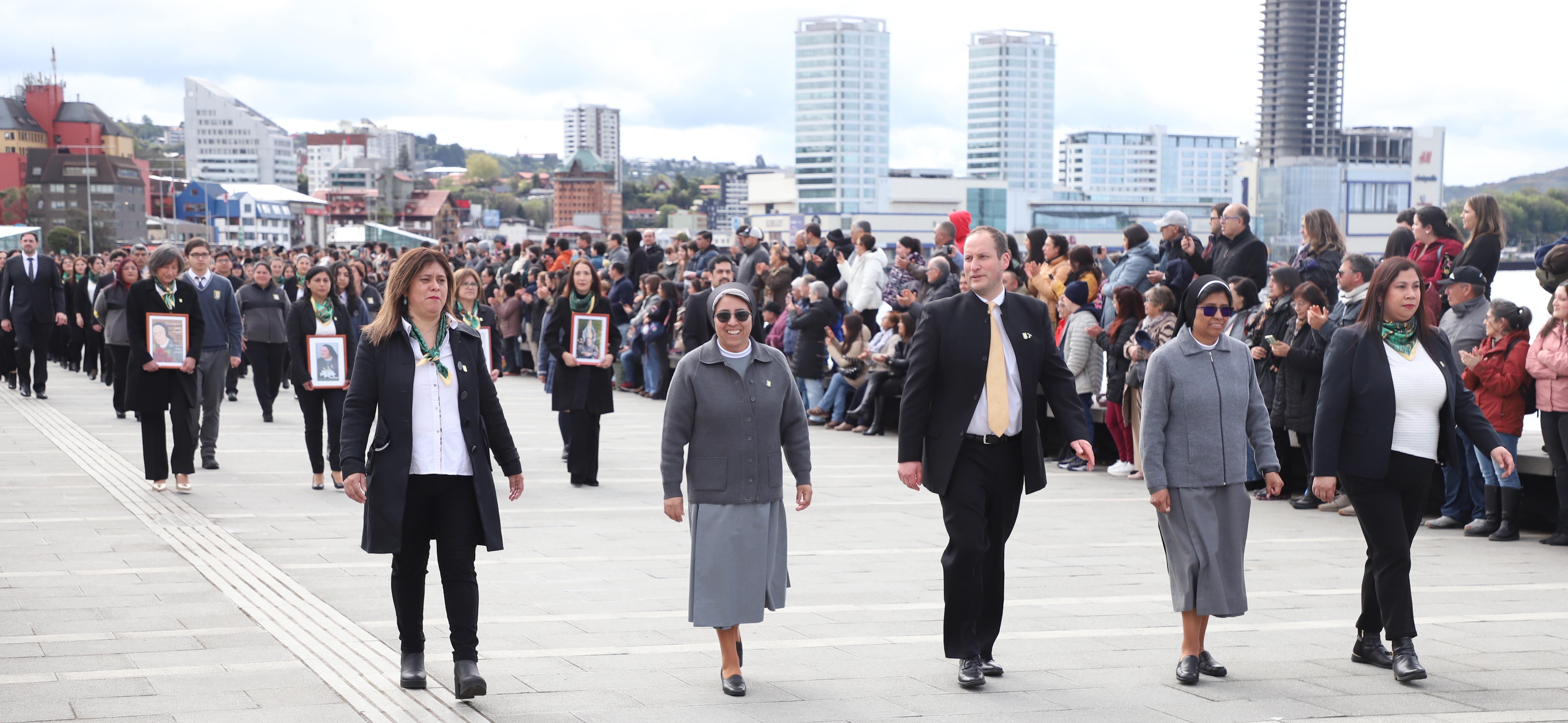 Cile/Puerto Montt: Sfilata commemorativa dei 75 anni di presenza in Cile delle Suore Francescane Missionarie del Sacro Cuore