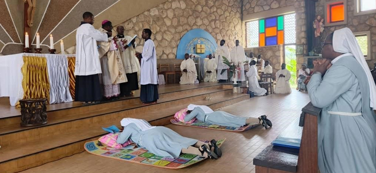 Professione perpetua di sr Mary Pascaline Bong e sr Mary Canisia Berinyuy